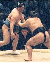 Tochiazuma beats Kyokushuzan at spring sumo